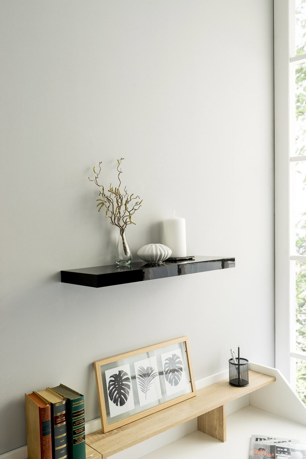 Z2 Wandboard SHELVY Schwarzes Wandboard mit Dekoration, seitliche Perspektive