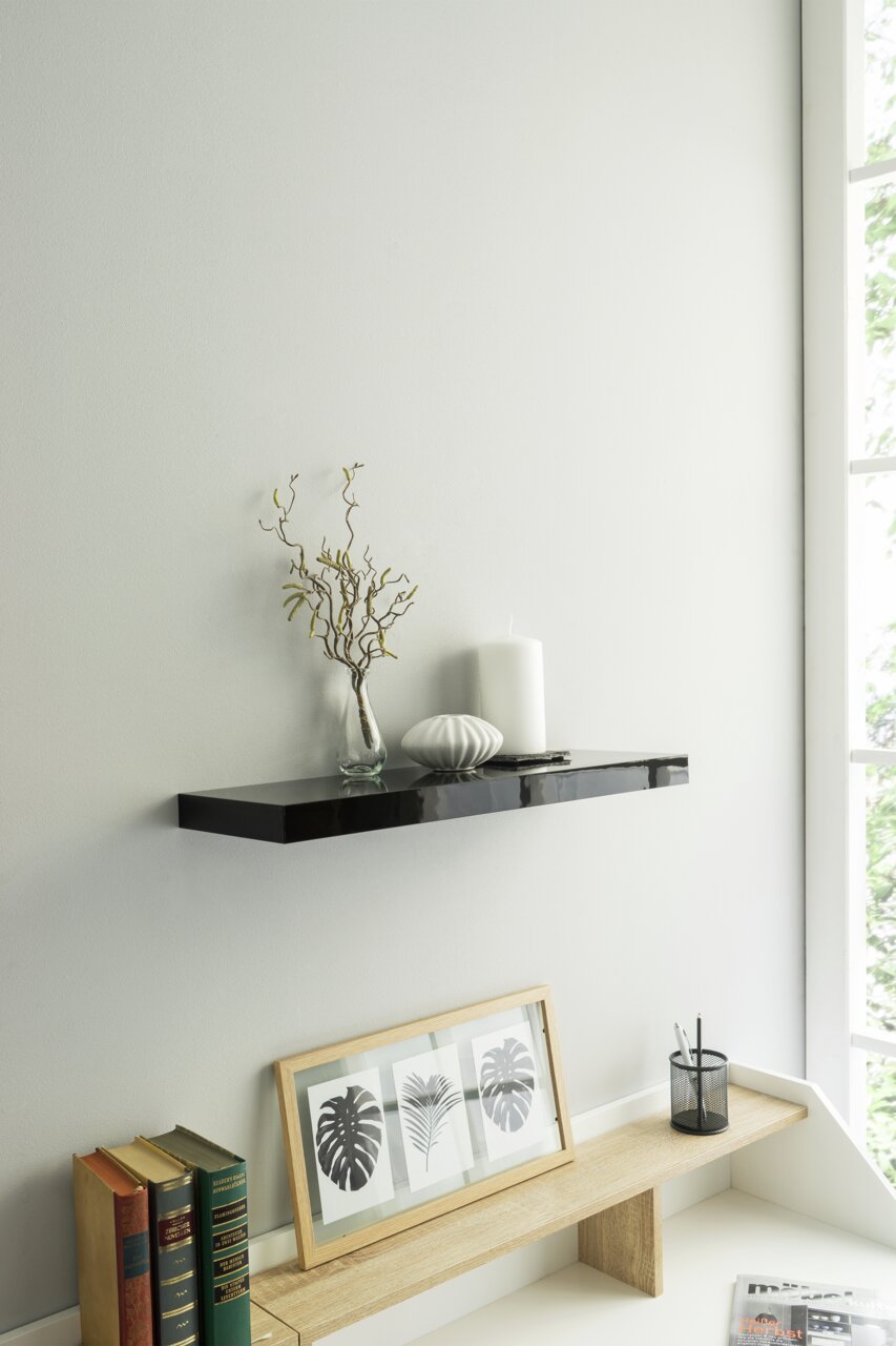 Schwarzes Wandboard mit Dekoration, seitliche Perspektive