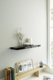 Schwarzes Wandboard mit Dekoration, seitliche Perspektive
