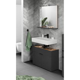 Modernes Badezimmer-Set mit Waschbecken, Spiegel und Unterschrank in einer stilvollen, grauen Fliesenumgebung, aus der Perspektive von vorne betrachtet.