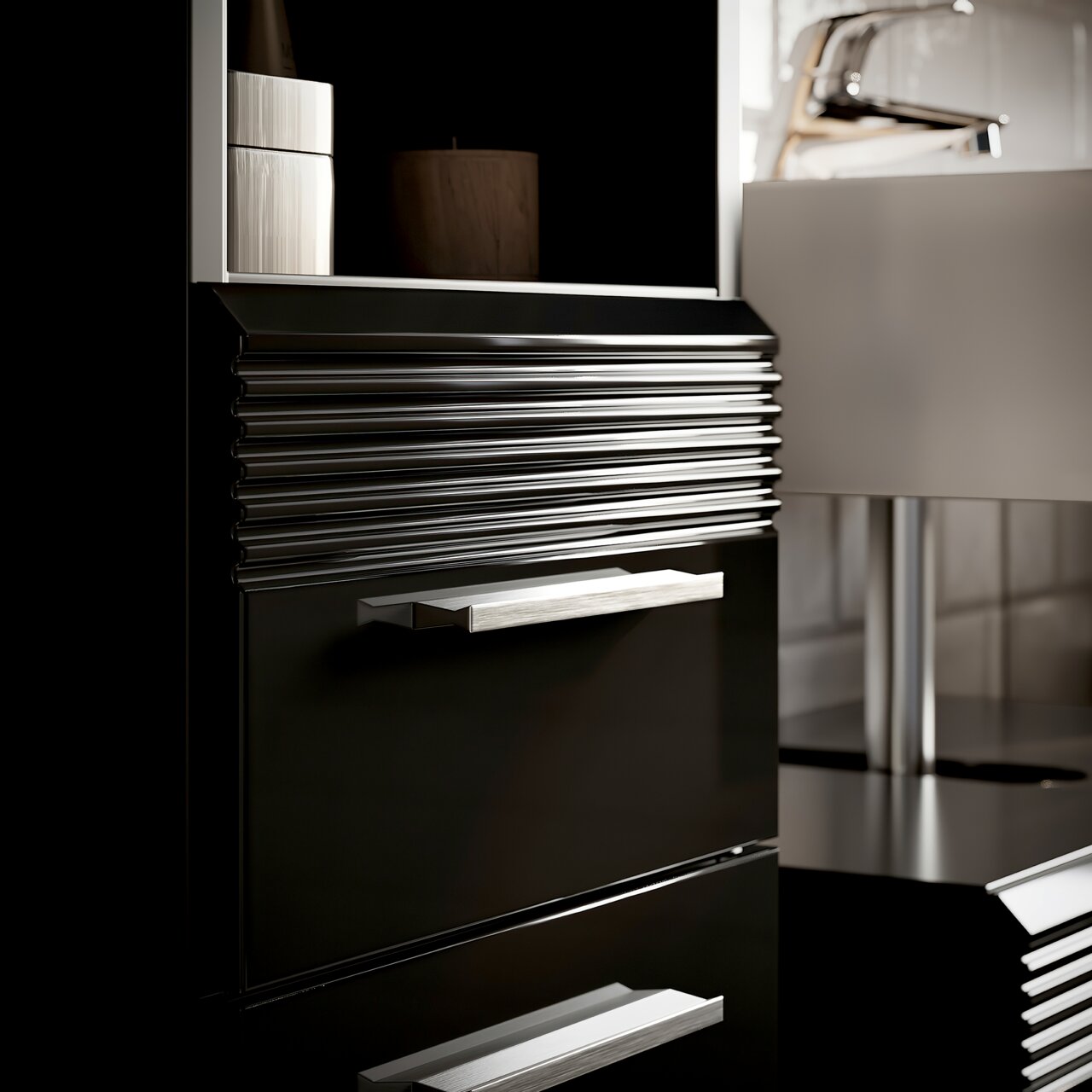 Nahaufnahme eines modernen, schwarzen Waschbeckenunterschranks mit gerillten Fronten und silbernen Griffen, seitliche Perspektive.