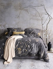 Bettwäsche-Set in 155x220cm mit floralem Muster in Grau- und Beigetönen, frontal fotografiert, dekoriert mit Kissen und Decke.