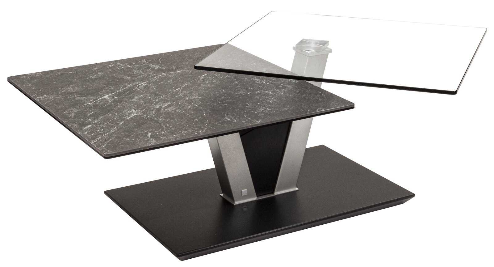 Moderner Couchtisch mit zwei versetzten Tischplatten, eine aus Glas und eine mit Marmoroptik, auf einem stabilen Metallgestell. Perspektive von schräg oben.