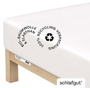 Spannbettlaken XL 101 aus Bio-Baumwolle und Elasthan, seitliche Perspektive, mit Recycling-Verpackung.
