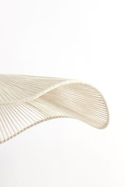 Nahaufnahme einer Hängeleuchte mit geschwungenem, faserigem Design aus seitlicher Perspektive.