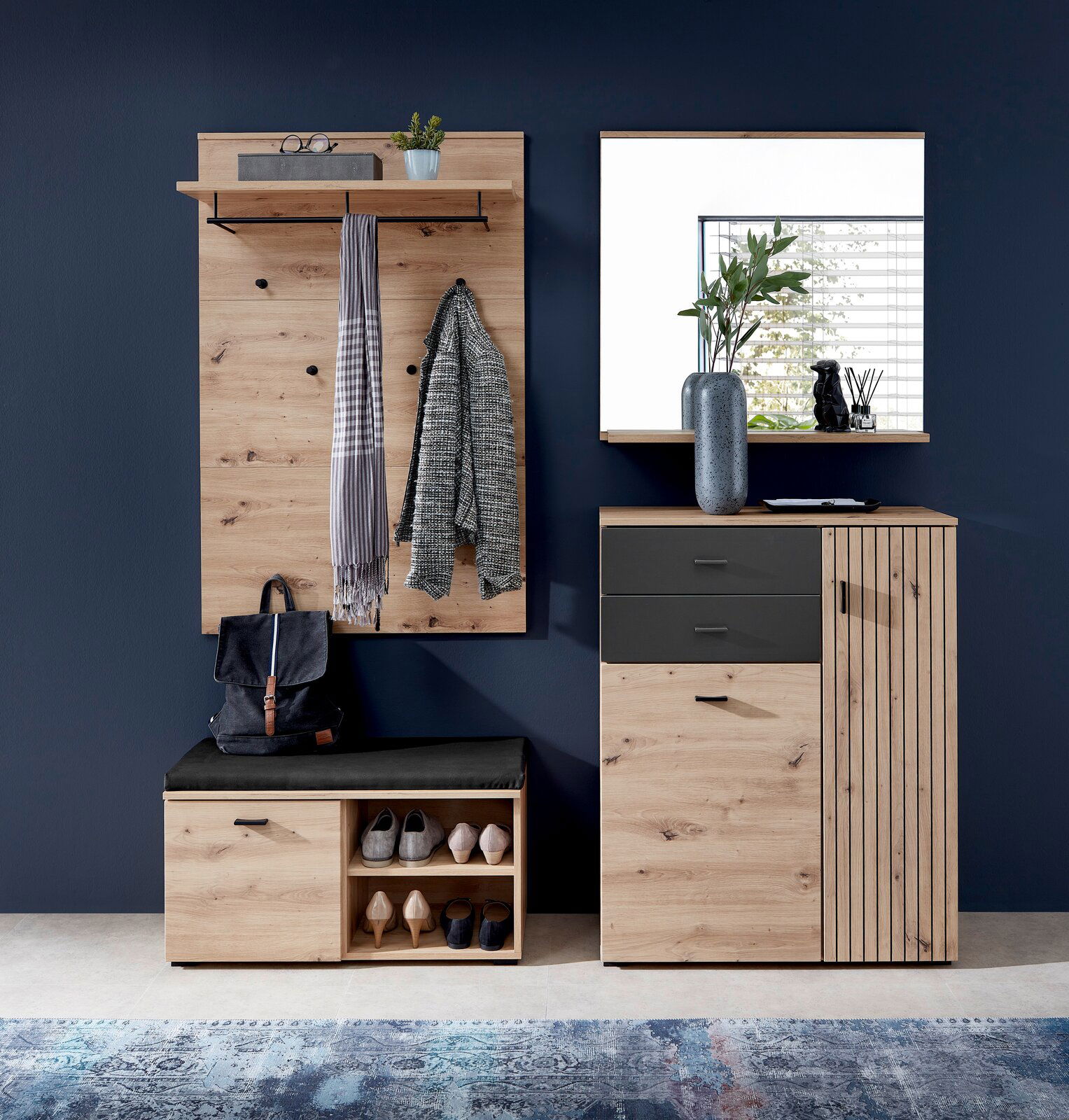 Moderne Garderobenkombination in Holzoptik mit Spiegel, Garderobenpaneel, Schuhbank und Schrank, frontal betrachtet.
