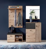 Moderne Garderobenkombination in Holzoptik mit Spiegel, Garderobenpaneel, Schuhbank und Schrank, frontal betrachtet.