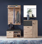 Moderne Garderobenkombination in Holzoptik mit Spiegel, Garderobenpaneel, Schuhbank und Schrank, frontal betrachtet.