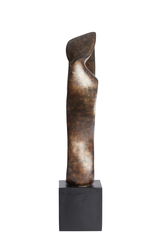 Abstrakte Skulptur aus Metall mit geschwungenen Formen auf einem schwarzen Sockel, frontal betrachtet.