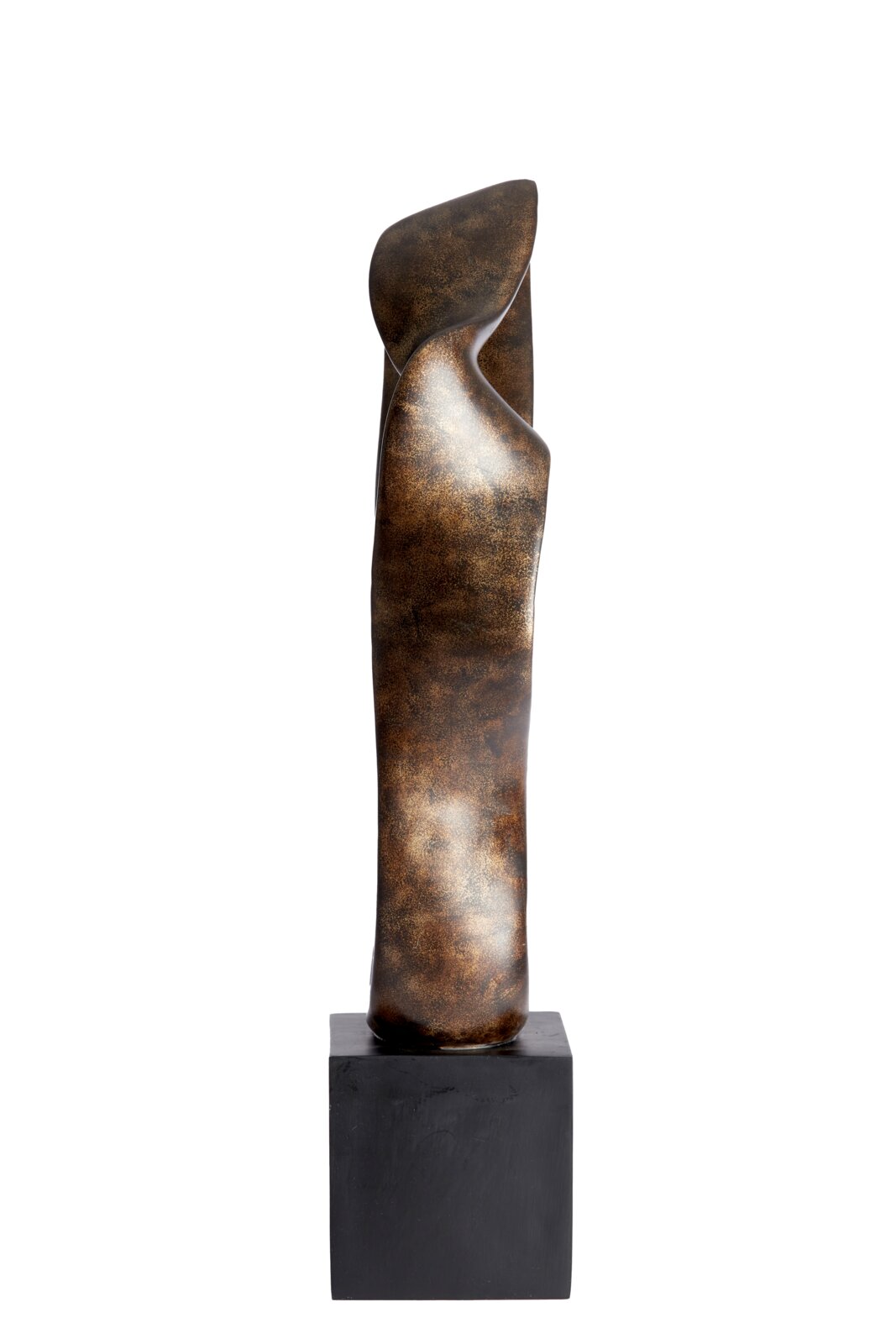 Abstrakte Skulptur aus Metall mit geschwungenen Formen auf einem schwarzen Sockel, frontal betrachtet.