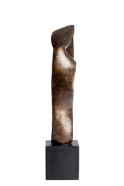 Abstrakte Skulptur aus Metall mit geschwungenen Formen auf einem schwarzen Sockel, frontal betrachtet.