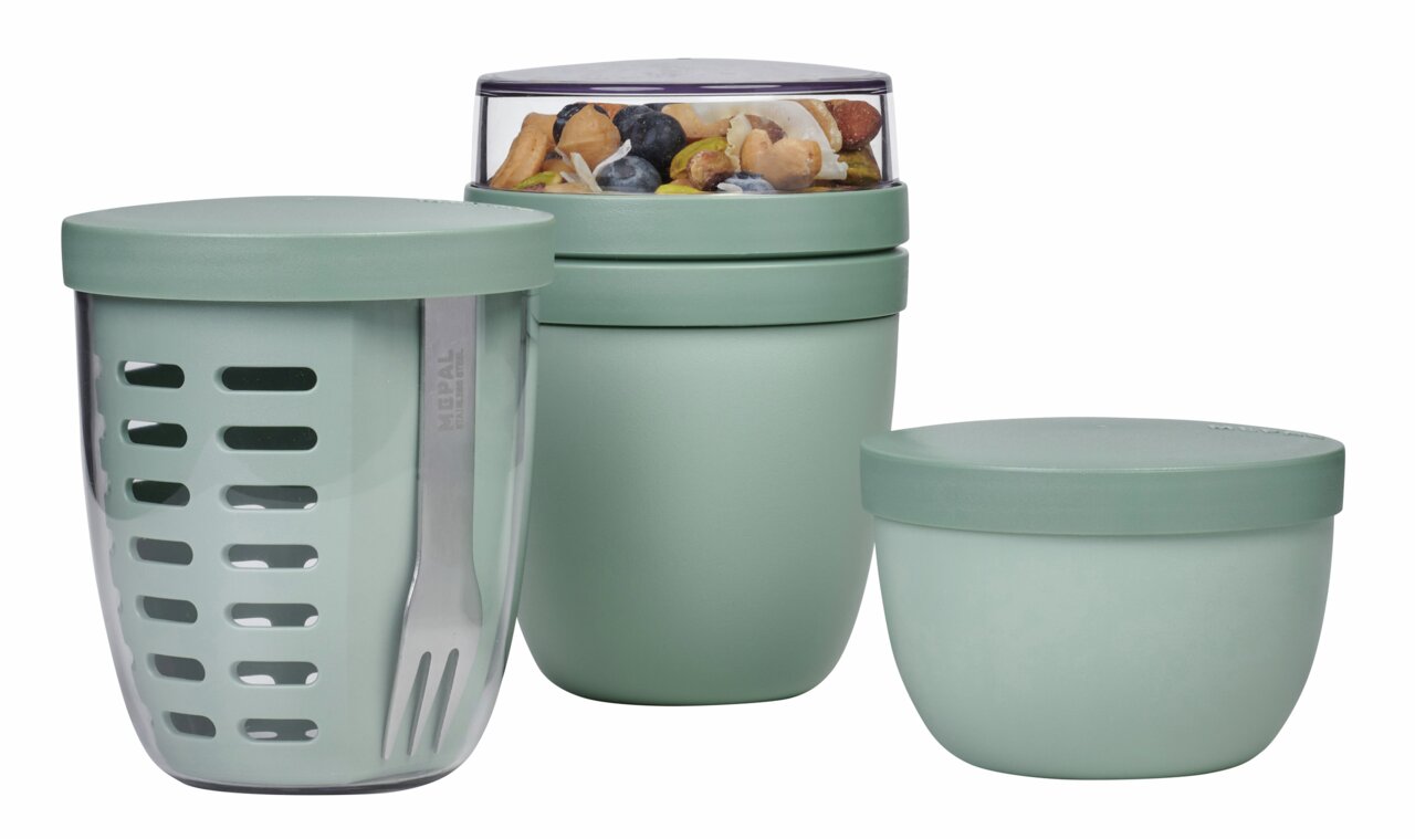 Mepal Snackpot-Set 3-tlg. RANGE Nordic Sage Dreiteiliges Snackpot-Set in Salbeigrün, bestehend aus einem großen Behälter mit Gabel, einem mittleren Behälter mit transparentem Deckel gefüllt mit Nüssen und einem kleinen Behälter, seitliche Perspektive.