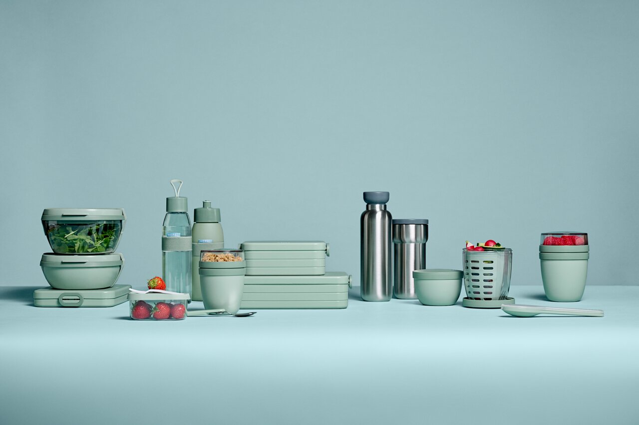 Grüner Snackpot Ellipse 350ml in einer Reihe von Küchenbehältern, seitliche Perspektive