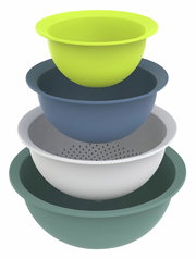 Vier stapelbare Schüsseln und Siebe in verschiedenen Farben, von oben nach unten: gelb, blau, weiß mit Löchern, grün. Ansicht von der Seite.