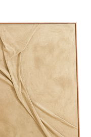 Nahaufnahme eines Wandornaments mit beigem Stoff, der in Falten gelegt ist, in einem Holzrahmen.