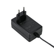 Schwarzes Netzteil mit europäischem Stecker, seitliche Perspektive