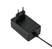 Schwarzes Netzteil mit europäischem Stecker, seitliche Perspektive