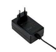 Schwarzes Netzteil mit europäischem Stecker, seitliche Perspektive