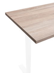 Holztischplatte in heller Eichenoptik, perspektivisch von oben fotografiert