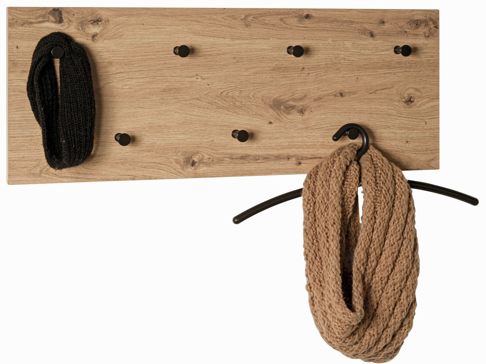 Wandgarderobe aus Holz mit sechs schwarzen Haken, frontal abgebildet, mit einem schwarzen und einem beigen Schal.