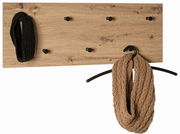 Wandgarderobe aus Holz mit sechs schwarzen Haken, frontal abgebildet, mit einem schwarzen und einem beigen Schal.