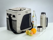 Thermos Kühltasche in Beige und Schwarz mit Schultergurt, Thermosflasche, Trinkbecher, Wasserflasche und Obst, aus leicht erhöhter Frontalperspektive