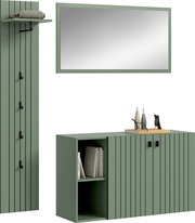 Modernes, grün lackiertes Badezimmermöbel-Set mit hohem Schrank, Waschtischunterschrank mit offenen Regalfächern und Türen, sowie großem Wandspiegel; Frontansicht leicht schräg von rechts.