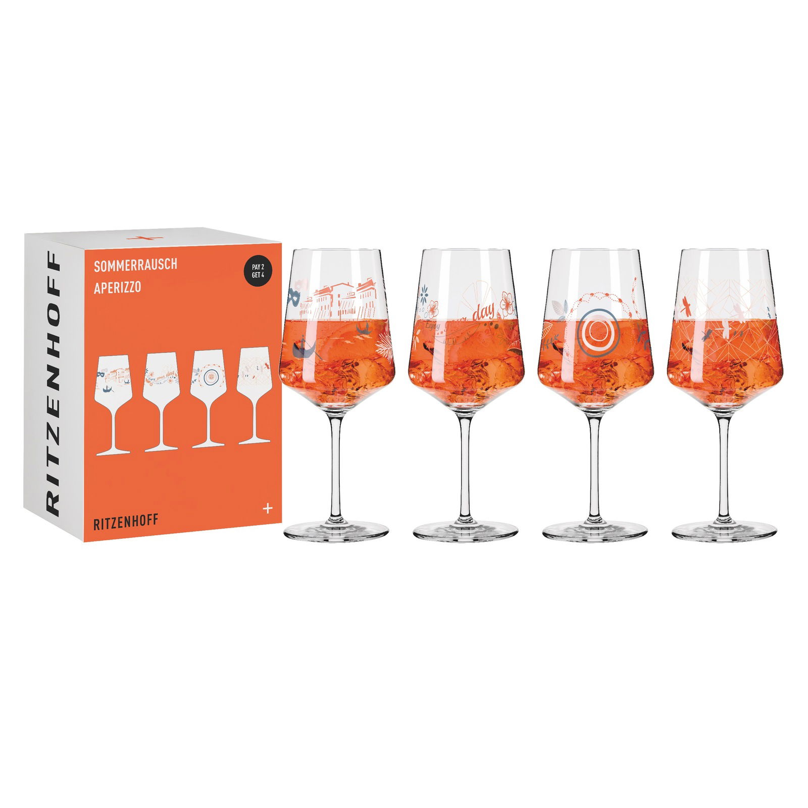 Vier stilvolle Aperizzo-Gläser mit dekorativen Motiven, gefüllt mit einem orangefarbenen Getränk, neben einer Verpackung mit der Aufschrift 'Sommerrausch Aperizzo'. Frontale Ansicht.
