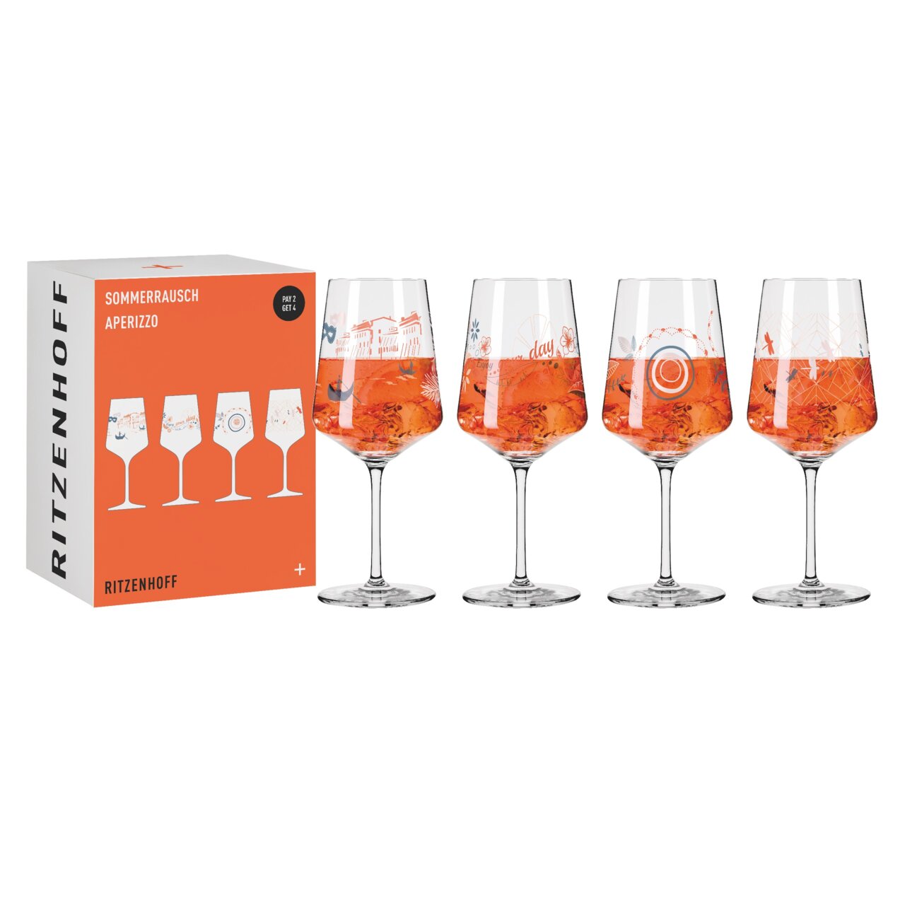 Vier stilvolle Aperizzo-Gläser mit dekorativen Motiven, gefüllt mit einem orangefarbenen Getränk, neben einer Verpackung mit der Aufschrift 'Sommerrausch Aperizzo'. Frontale Ansicht.