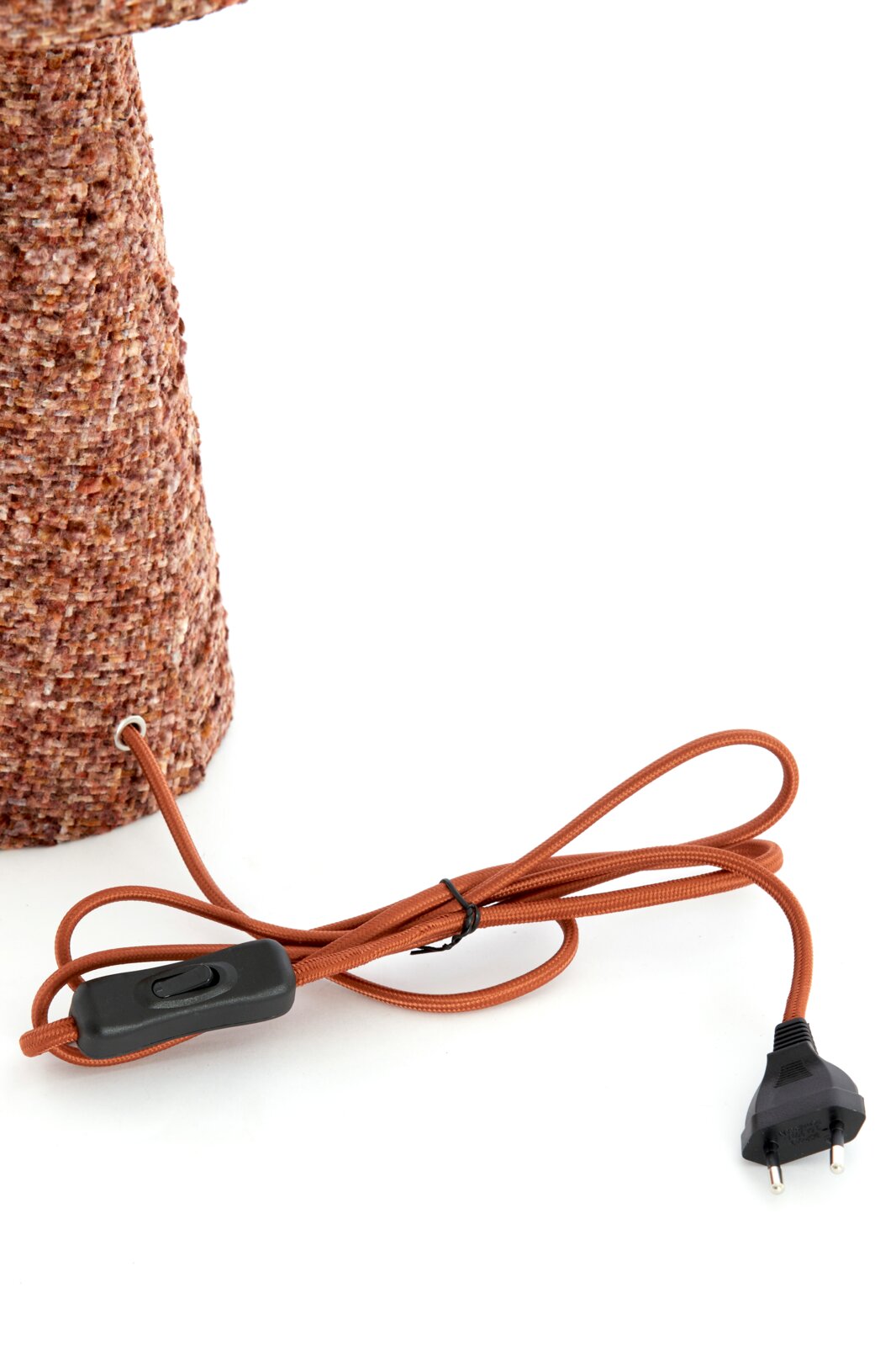 Detailansicht einer braun strukturierten Leuchte aus leicht erhöhter Seitenperspektive mit textilummanteltem Netzkabel, schwarzem Schnurschalter und Eurostecker.
