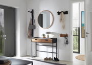 Moderner Eingangsbereich mit runder Spiegel, Konsole mit zwei Schubladen und Hakenleisten an der Wand, seitliche Perspektive.