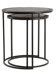 Moderner Beistelltisch aus Metall mit zwei runden Tischplatten, seitliche Perspektive