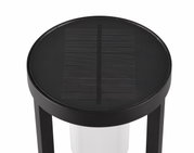 Runde schwarze Solarlampe von oben betrachtet mit Glasabdeckung und sichtbarem Solarpanel.