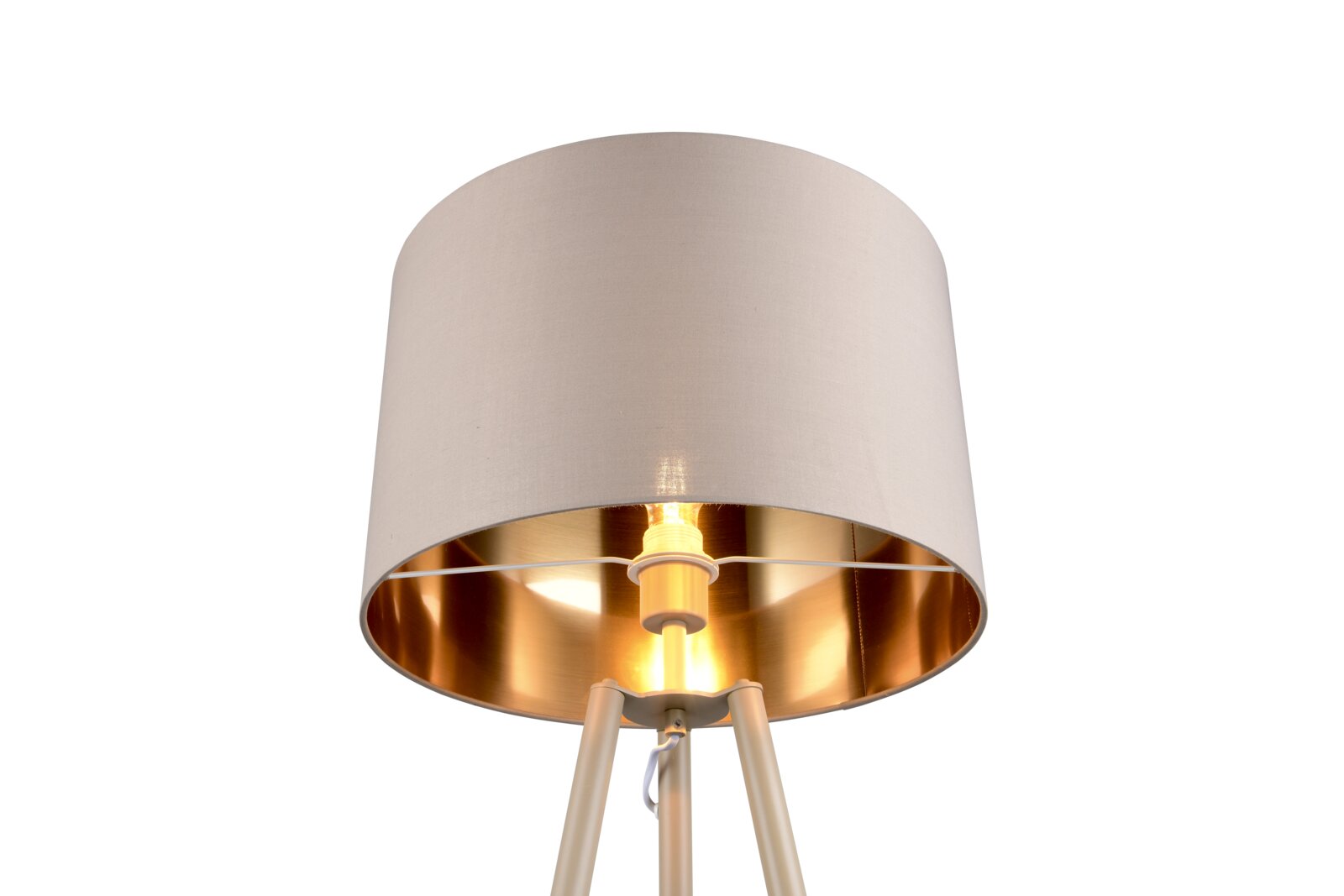 Reality Leuchten Stehleuchte COLETTE Beige Tripod-Stehlampe mit zylindrischem Stoffschirm und goldfarbener Innenseite, eingeschaltet, Nahaufnahme aus leichtem Untersichtwinkel vor weißem Hintergrund