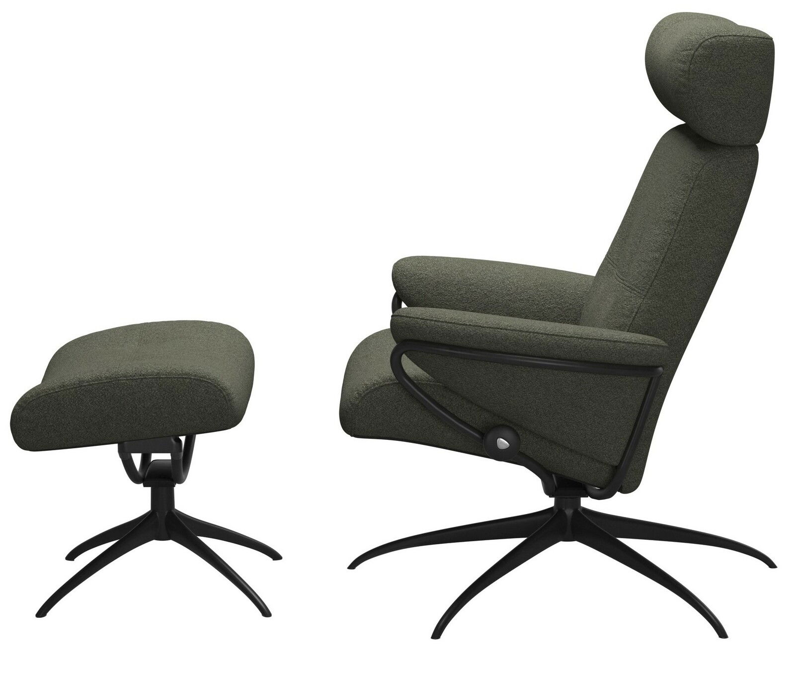 Seitliche Ansicht eines Einzelsessels mit Kopfstütze und passendem Fußhocker in dunkelgrünem Stoffbezug auf schwarzen Metallfüßen.