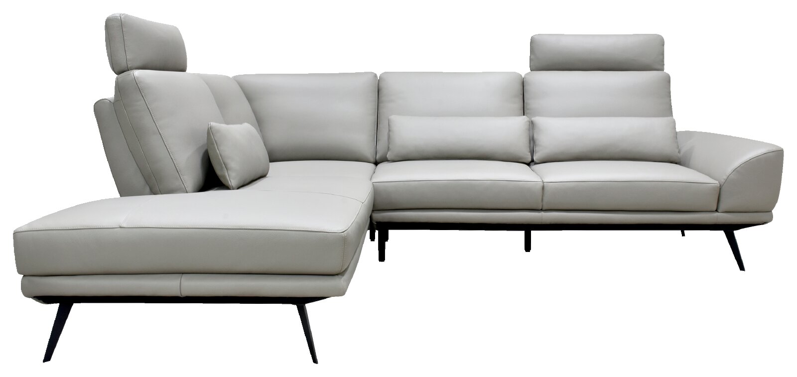Lichtgrijze moderne hoekbank met chaise longue links, verstelbare hoofdsteunen, sierkussens en zwarte metalen poten, gezien vanuit schuin vooraanzicht