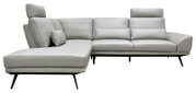 Lichtgrijze moderne hoekbank met chaise longue links, verstelbare hoofdsteunen, sierkussens en zwarte metalen poten, gezien vanuit schuin vooraanzicht