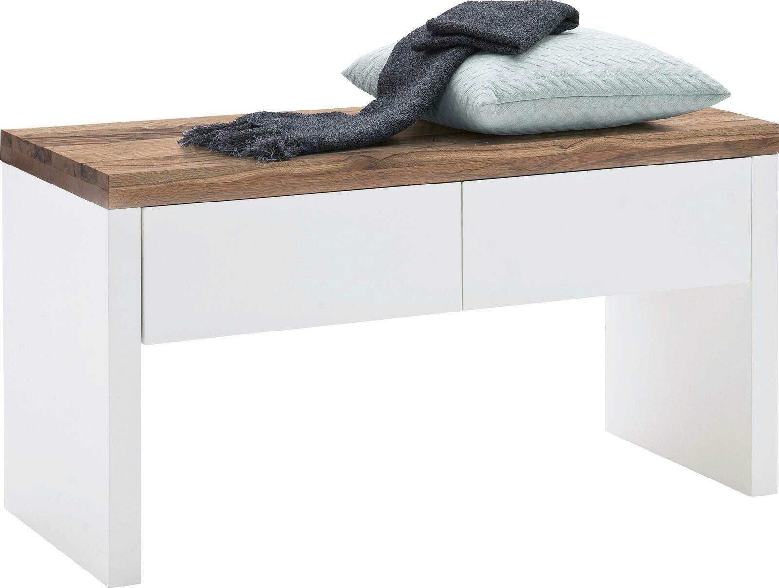 Moderne Bank mit weißem Korpus und Holzsitzfläche, dekoriert mit einem Kissen und Schal, seitliche Perspektive