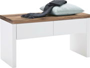 Moderne Bank mit weißem Korpus und Holzsitzfläche, dekoriert mit einem Kissen und Schal, seitliche Perspektive