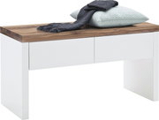 Moderne Bank mit weißem Korpus und Holzsitzfläche, dekoriert mit einem Kissen und Schal, seitliche Perspektive