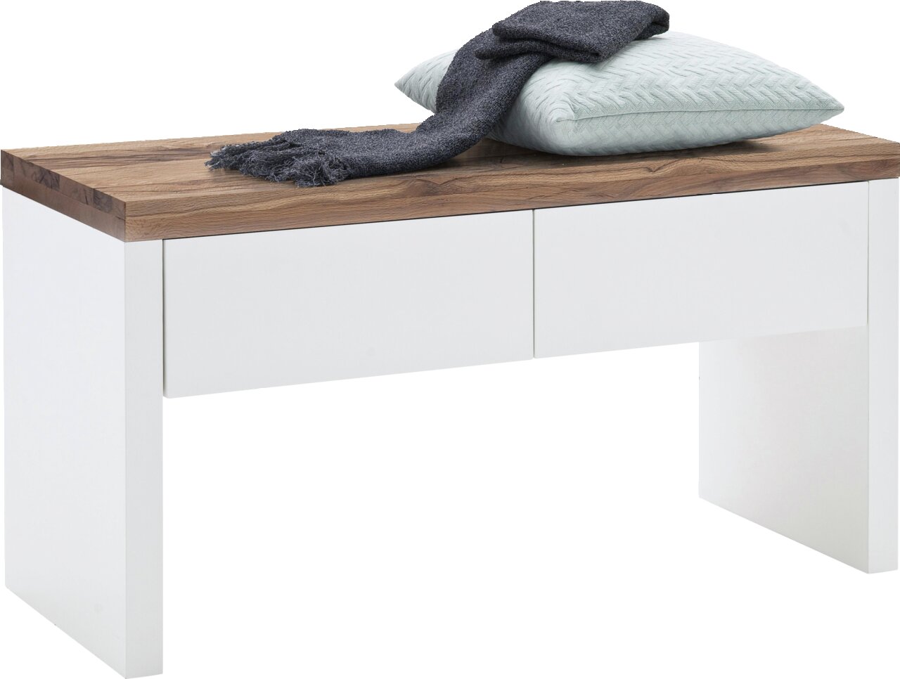 Moderne Bank mit weißem Korpus und Holzsitzfläche, dekoriert mit einem Kissen und Schal, seitliche Perspektive