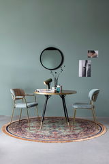 Runder Teppich mit orientalischem Muster in einem modernen Esszimmer, aus der Vogelperspektive fotografiert.