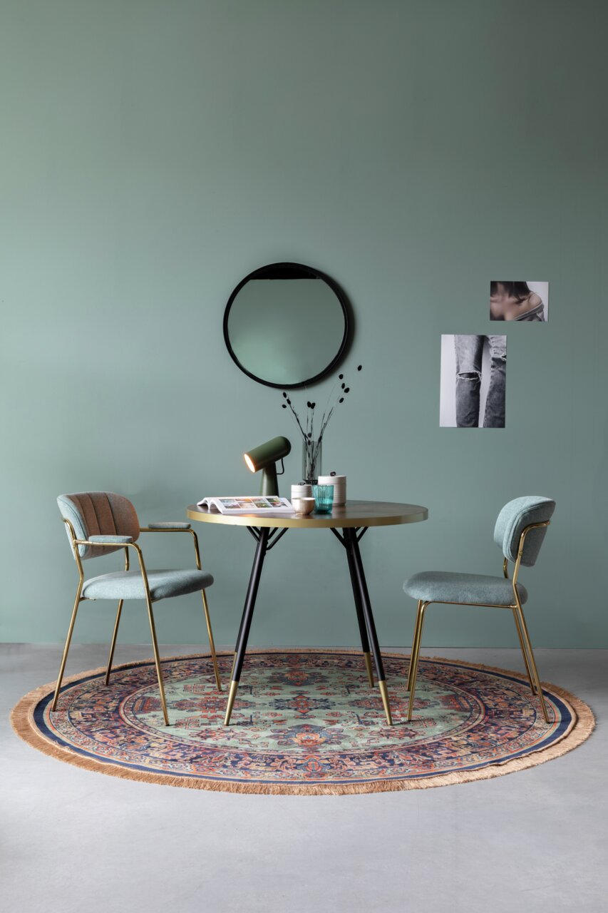 Runder Teppich mit orientalischem Muster in einem modernen Esszimmer, aus der Vogelperspektive fotografiert.