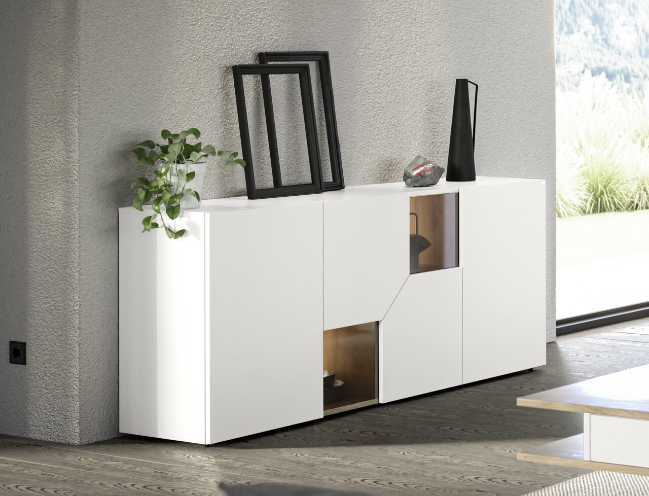 Modernes weißes Sideboard mit glatten Fronten und zwei offenen Holz-Nischen, dekoriert mit Pflanze und Vasen, in einem hellen Wohnraum Perspektive: frontale Ansicht leicht von links.
