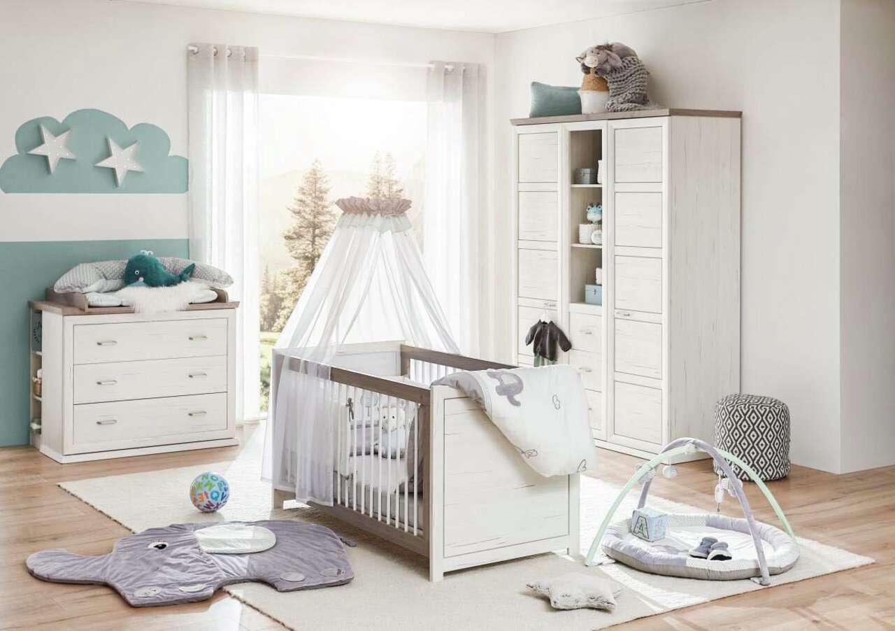 MyBaby Ladekast CAMRON Kinderzimmer mit weißer Kommode, Wickelauflage, Gitterbett mit Baldachin und Spielmatte, aus der Perspektive von vorne rechts.