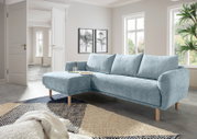 Helles, modernes Ecksofa mit Ottomane links in einem stilvollen Wohnzimmer, seitliche Perspektive.