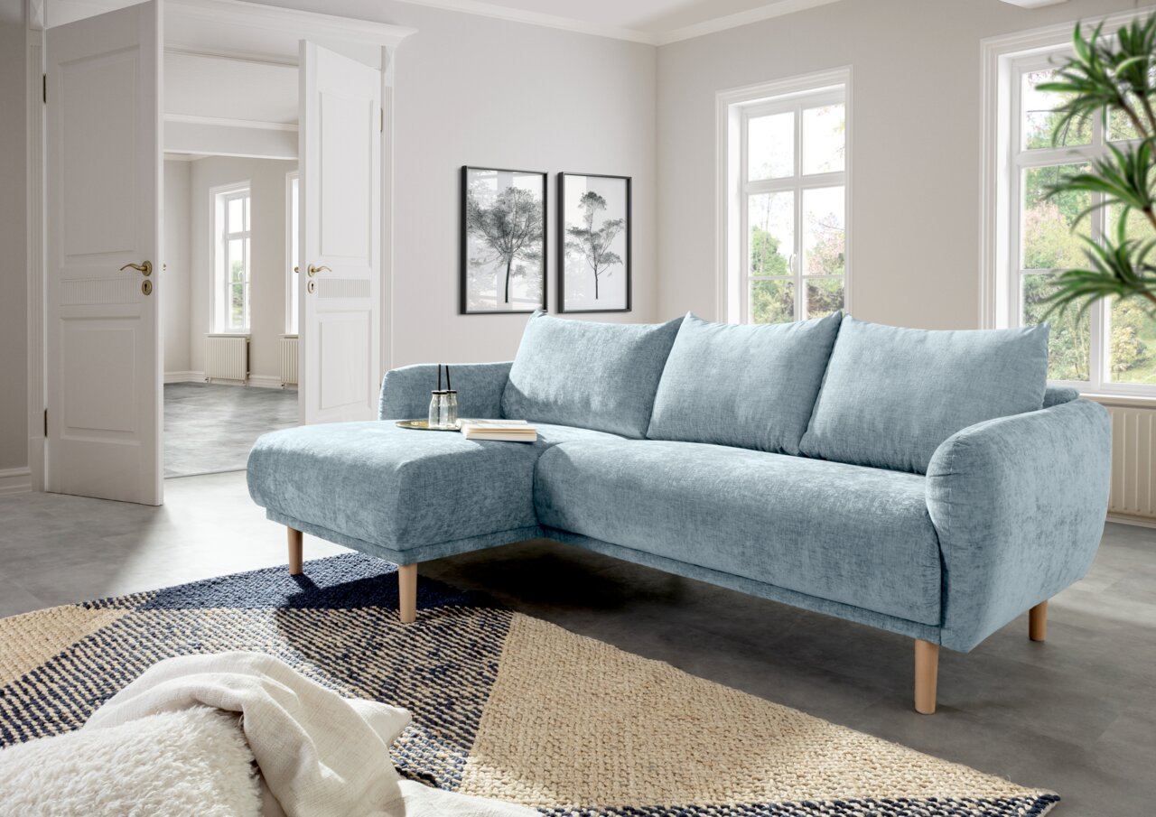 Helles, modernes Ecksofa mit Ottomane links in einem stilvollen Wohnzimmer, seitliche Perspektive.