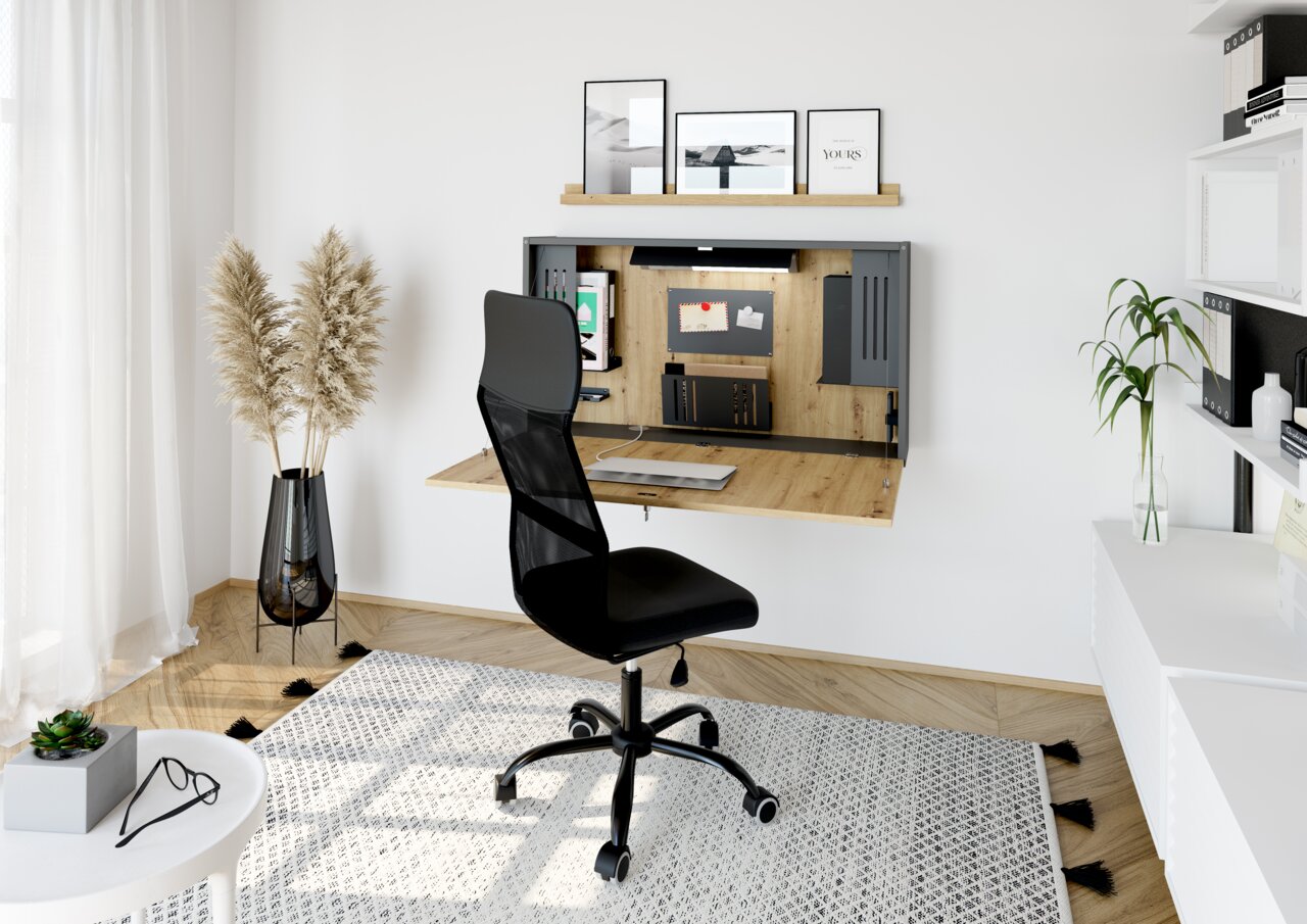 Modern wandbureau in houtlook met ingebouwde opbergruimte, gezien vanaf de voorkant. Het bureau staat in een stijlvolle, lichte ruimte, samen met een zwarte bureaustoel en decoratieve elementen.