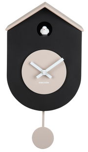 Moderne Wanduhr in Form eines Vogelhauses mit Kuckucksvogel, frontal abgebildet. Schwarzes Gehäuse mit beigem Zifferblatt und Pendel.