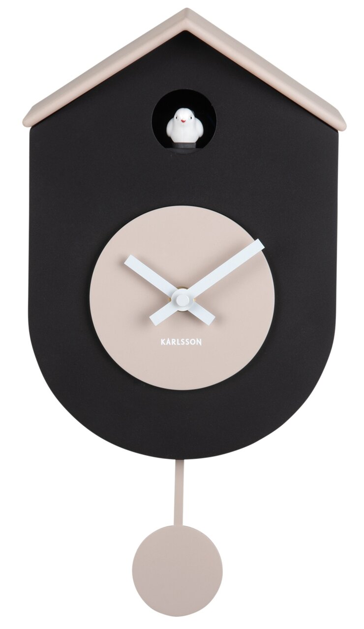 Moderne wandklok in de vorm van een vogelhuisje met een koekoek, afgebeeld in vooraanzicht. Zwarte behuizing met een beige wijzerplaat en slinger.